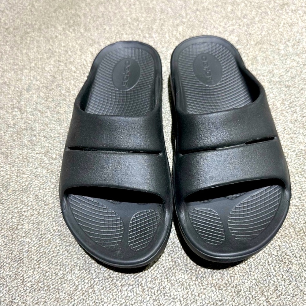 Oofos OOahh Slide Sandal in Black EU 37